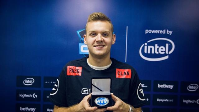 EDG赛后群访 Leave：第二把打得巨臭无比 其他两把还好吧